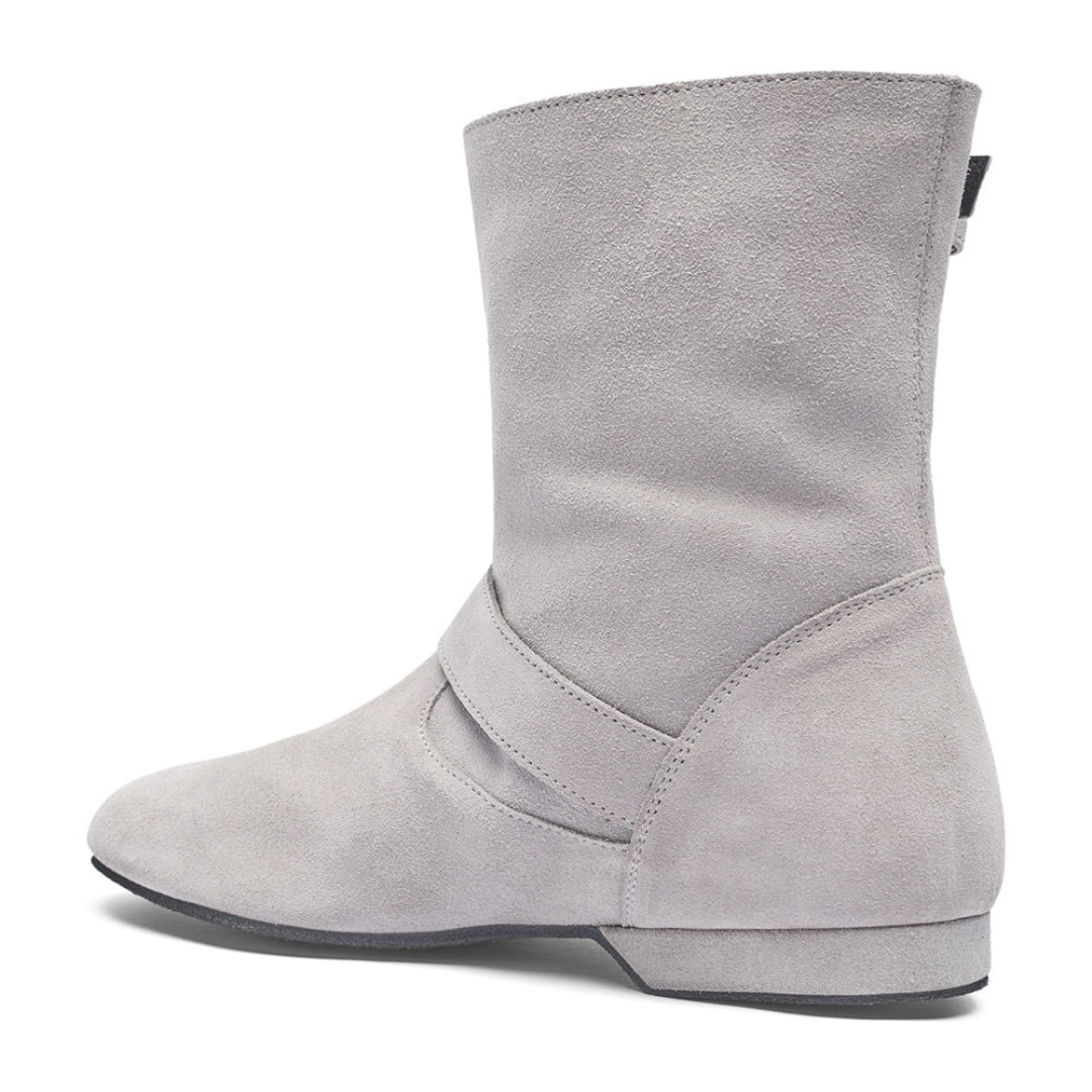 Die 8855 niedrige West Coast Swing Stiefel in Grau von Rumpf sind graue Wildlederstiefel mit niedrigem Absatz und Wickelriemen.